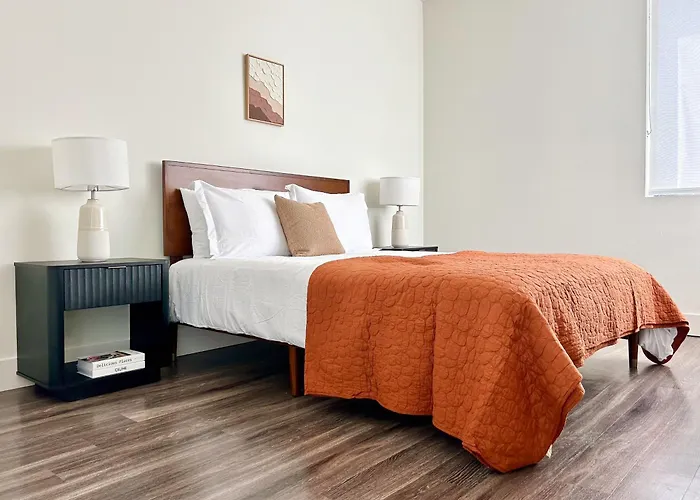 Trendy 2Bd 2Bth Apt Steps From Downtown Santa Monica!