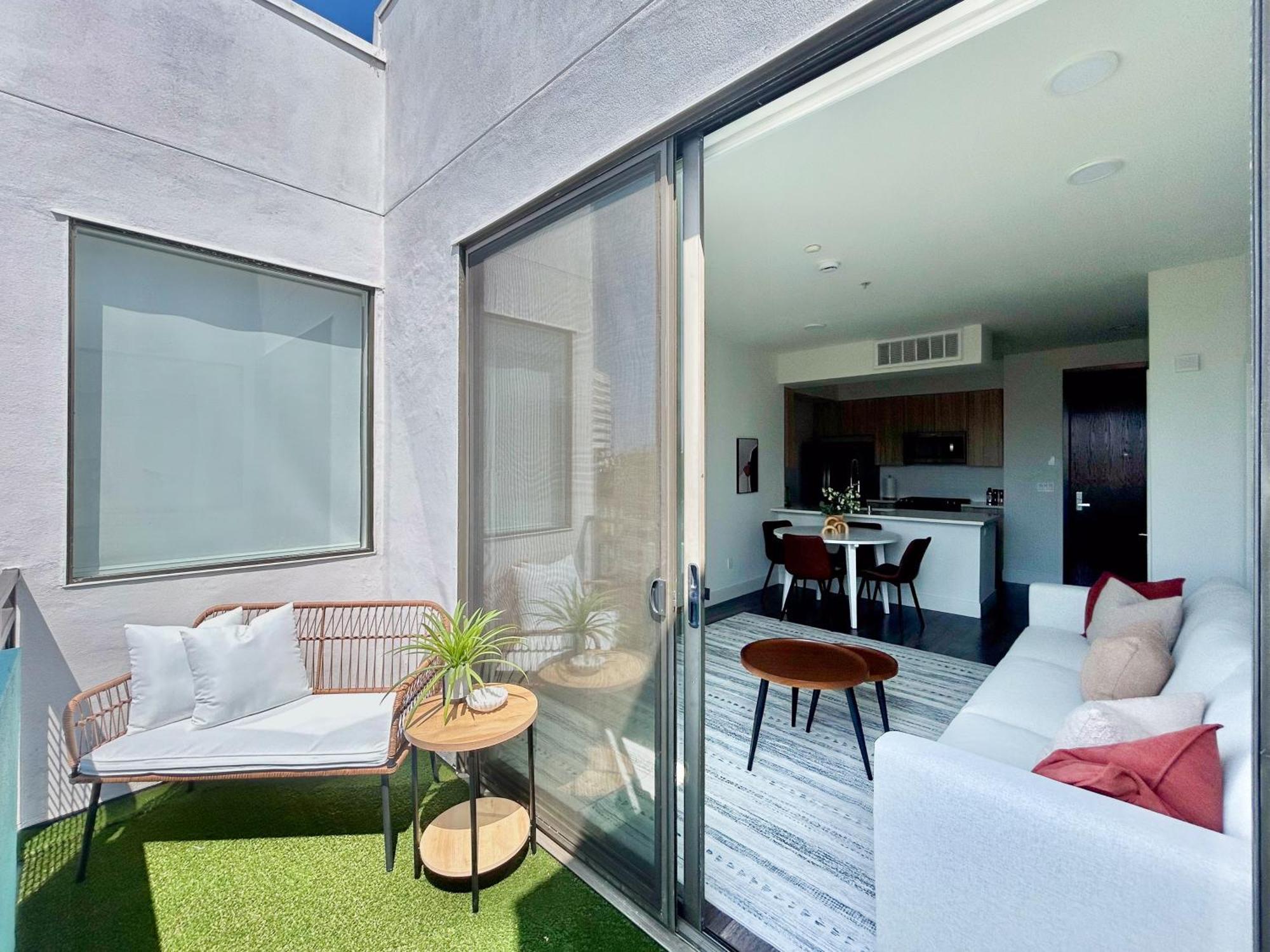 Trendy 2bd 2bth Steps From Downtown Santa Monica! Apartment Los Angeles