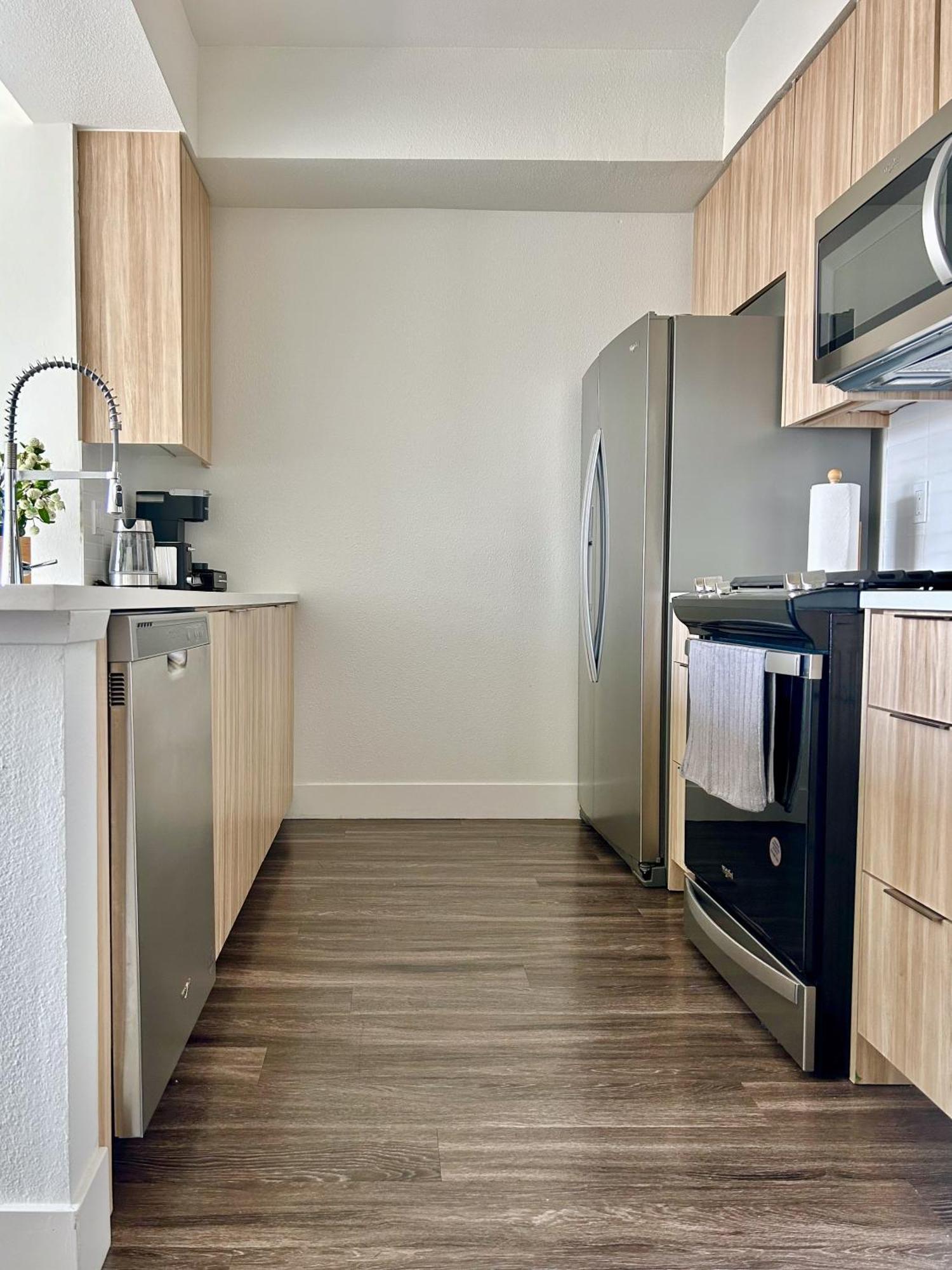 Trendy 2bd 2bth Steps From Downtown Santa Monica! *